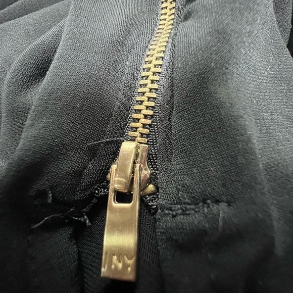 Jones New York | Black Side-zip Sleeveless Top - Picture 7 of 8